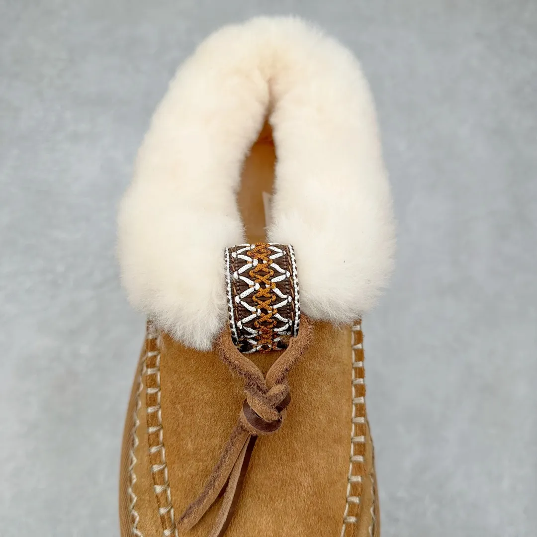 Pick up locally💰560 UGG 8258 Alpine shallow mouth autumn and winter sheep fur integrated snow boots. All shoes are made of ZP same factory. Longfeng A-grade Australian imported sheep fur integrated brand OEM production line. Fully follow the ZP process. Original pattern maker of the OEM. Adhering to the principle of no original shoes and no development selection. Pay attention to every detail. The most authentic version on the market TREADLITE "Light Wing" technology outsole Lightweight/durable/flexible/pile size: 35 36 37 38 39 40 Coding: by2936090